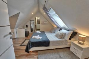 波斯托伊纳Vila Lemic Postojna的一间卧室设有一张大床和大窗户