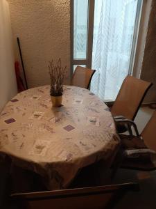 沃迪切Apartman-Kuzminski-Kraje14的餐桌上放着盆子