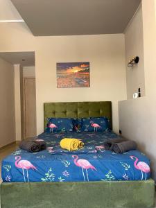 斯巴达Comfortable apartment near Athens Airport!!的一间卧室配有一张粉红色调的床