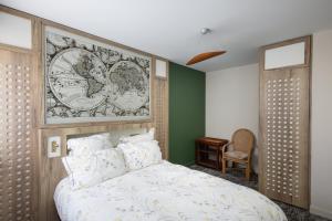 卡马雷Résidence Bellevue的卧室配有一张大床,墙上挂有壁画