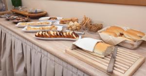 海若克利欧克洛诺斯酒店的一张桌子,上面摆放着各种面包和糕点