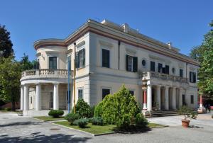 科孚镇Villa Armeni by CorfuEscapes的带阳台的大型白色建筑