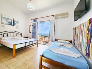 马拉松坎博斯Galini Studios的一间带两张床的卧室,享有海景