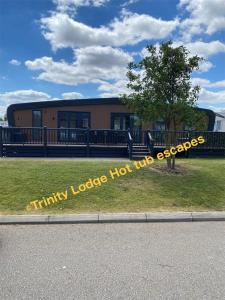 塔特舍尔Trinity lodge hot tub escapes at Tattershall lakes的读到令人渴的小屋热泥逃生的标志