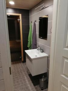 UroAmmatour Apartments的浴室设有白色水槽和镜子