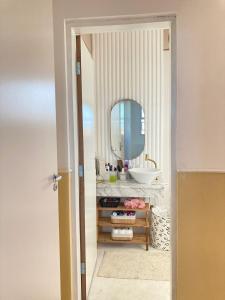 大普拉亚Casa lazer completo 200m da praia的一间带水槽和镜子的浴室