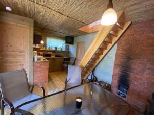 派尔努Mooni Cottage的配有桌椅和楼梯的房间