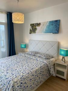 塔瓦伊瓦Blue relax Tabaiba的一间卧室配有一张带蓝色和白色床单的床。