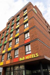 那慕尔B&B HOTEL Namur的一座大型砖砌建筑,上面标有bbb酒店标志