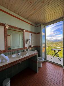 旺斯Hôtel Miramar的一间带水槽和卫生间的浴室以及窗户。