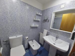 米尼奥Adiva Praia Miño的浴室配有白色卫生间和盥洗盆。