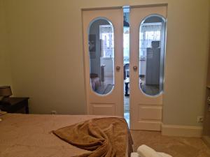 科英布拉Casa Anjos的一间卧室配有一张床和两面镜子