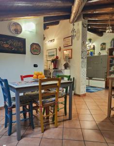 卡塔尼亚La mansarda di Ninni的一间带桌椅的用餐室和一间厨房