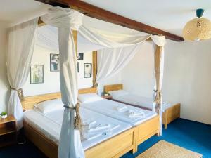 圣格奥尔基ZEN Eco Villa的一间卧室配有两张带天蓬的床