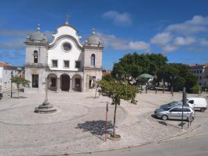 阿托吉亚达巴莱亚CASA DO LARGO的教堂前面有停车位