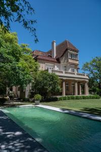 蒂格雷Casa Villa Julia的一座房子前面设有游泳池