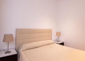 利亚内斯Cerezal 3, Loft en plena naturaleza的一间卧室配有一张床和两张台灯。