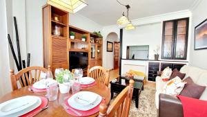 布埃乌Apartamento CARBALLEIRA的用餐室以及带桌椅的起居室。
