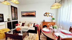 布埃乌Apartamento CARBALLEIRA的客厅配有桌子和沙发