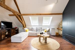 博讷SOUS LE HAUT DES REMPARTS的客厅配有白色的沙发和桌子