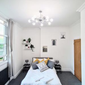 Forest HillStunning 2 Bed 2 Bath Luxury London Apartment!的白色的卧室设有床和窗户