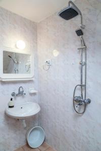 拉夫达Ravda Bay Guest House的一间带水槽、卫生间和淋浴的浴室