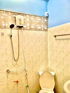 涛岛苏梅岛热带度假酒店的一间带卫生间和淋浴的浴室