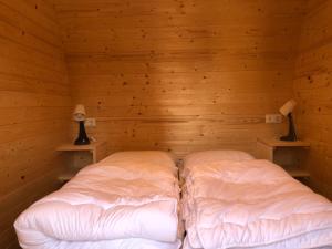 OorsbeekFamily Woodlodge High Chaparral的木间内的一张床位,配有两盏灯
