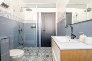 兹奇隆亚科夫Midrahov Luxury Apartment的一间带水槽、卫生间和淋浴的浴室