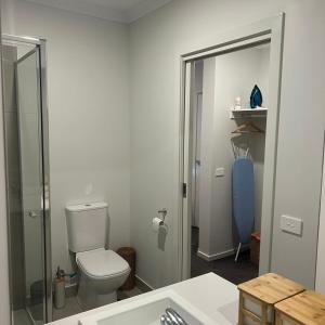 MarshalltownPrivate room in Benton's way的一间带卫生间和玻璃淋浴间的浴室