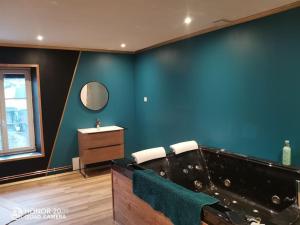 VecquevilleLove-room l'eden du Désir的蓝色的客房设有水槽和镜子