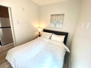 悉尼Lovely Brand New Suite的卧室配有一张带灯的白色大床