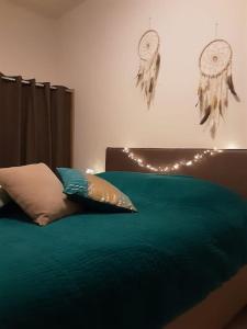 菲纳莱利古雷NIDO TRA GLI ULIVI的一间卧室配有一张带绿光床单的床