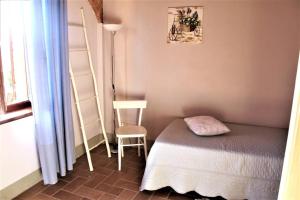 索维奇勒Casa vacanze CLAUDIA 2- SIENA a 10 min的一间小卧室,配有一张床和一把椅子