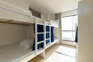 迪拜Travel Hub Premium的一间卧室设有两张双层床和一扇窗户。