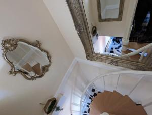 贝弗利Flemingate Cottage, Beverley的一面镜子,一面靠螺旋楼梯