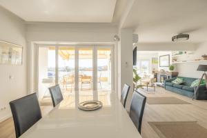 奥埃拉斯OceanFront & Big Terrace Private Condo的用餐室以及带桌椅的起居室。