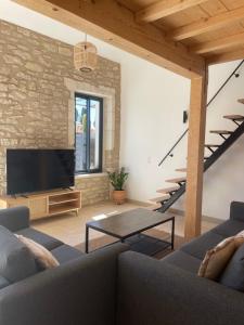 圣雷米普罗旺斯Mazet Le Micocoulier的带沙发和电视的客厅以及楼梯。