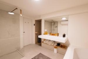 滑铁卢Chez Blanche的白色的浴室设有水槽和淋浴。
