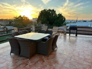 塞维利亚Balcon Buenavista的露台上的桌椅享有日落美景