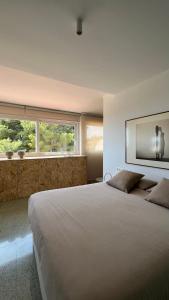 拉尔法斯德尔皮VIP Alfaz del Pi的一间卧室设有一张大床和一个大窗户
