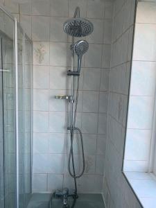 卢顿Byron View House的浴室内配有淋浴和头顶淋浴