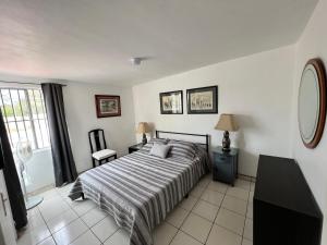恩塞纳达港Casa Mediterraneo的一间卧室设有一张床和一个大窗户