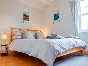 罗宾胡兹贝Bloomswell的一间卧室配有一张带蓝色枕头的大床