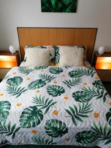 哈拉霍夫Dame vam pokoj - 4 pokoje se sdilenou kuchyni, kapacita max 9 osob的一张带绿白色毯子和橙子的床