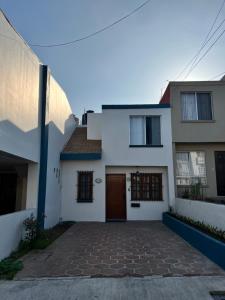 恩塞纳达港Casa Mediterraneo的砖车道的白色房子