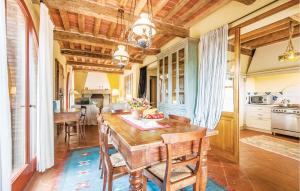 Rigomagno4 Bedroom Beautiful Home In Rapolano Terme Si的一间带木桌的厨房和一间餐厅