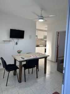 埃斯佩兰萨DON SIMON Apart 8 -departamento nuevo的客厅配有一张桌子、两把椅子和一台电视