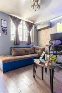 蒙特雷Agua Azul by Airhome的客厅配有沙发和桌子