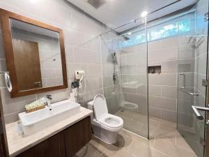富国Hoang Hai Villas 7 Phu Quoc - 4 Bedrooms - Shared Swimming Pool的浴室配有卫生间、盥洗盆和淋浴。